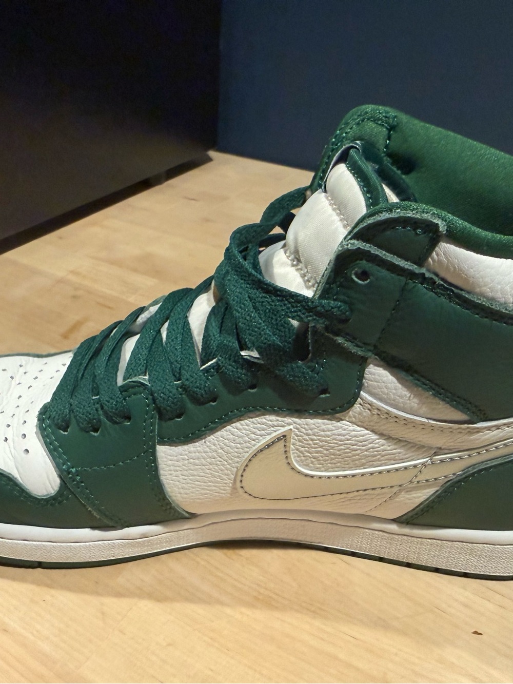 Nike men’s
High-Top Sneakers in Green, White, and Silver Swoosh - Picture 8 of 9